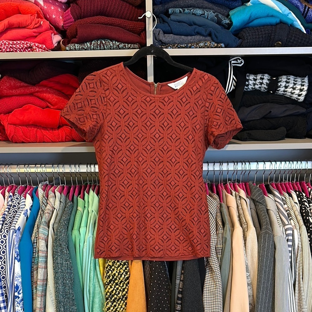 Market & Spruce maroon short sleeve lace overlay exposed back zipper top size XS